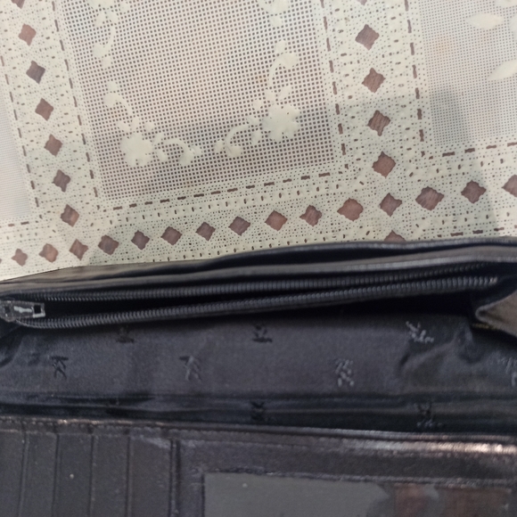 Kenneth Cole Black Leather Women's Hand Wallet with Silver Accent - Picture 13 of 14